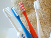 歯ブラシを選ぶポイントは、すこし小さめの形状でブラシの部分に水分を含んだ時、”コシ”があるかどうかがポイントです。